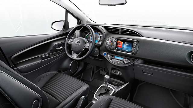 2014_Toyota_Yaris_review_005