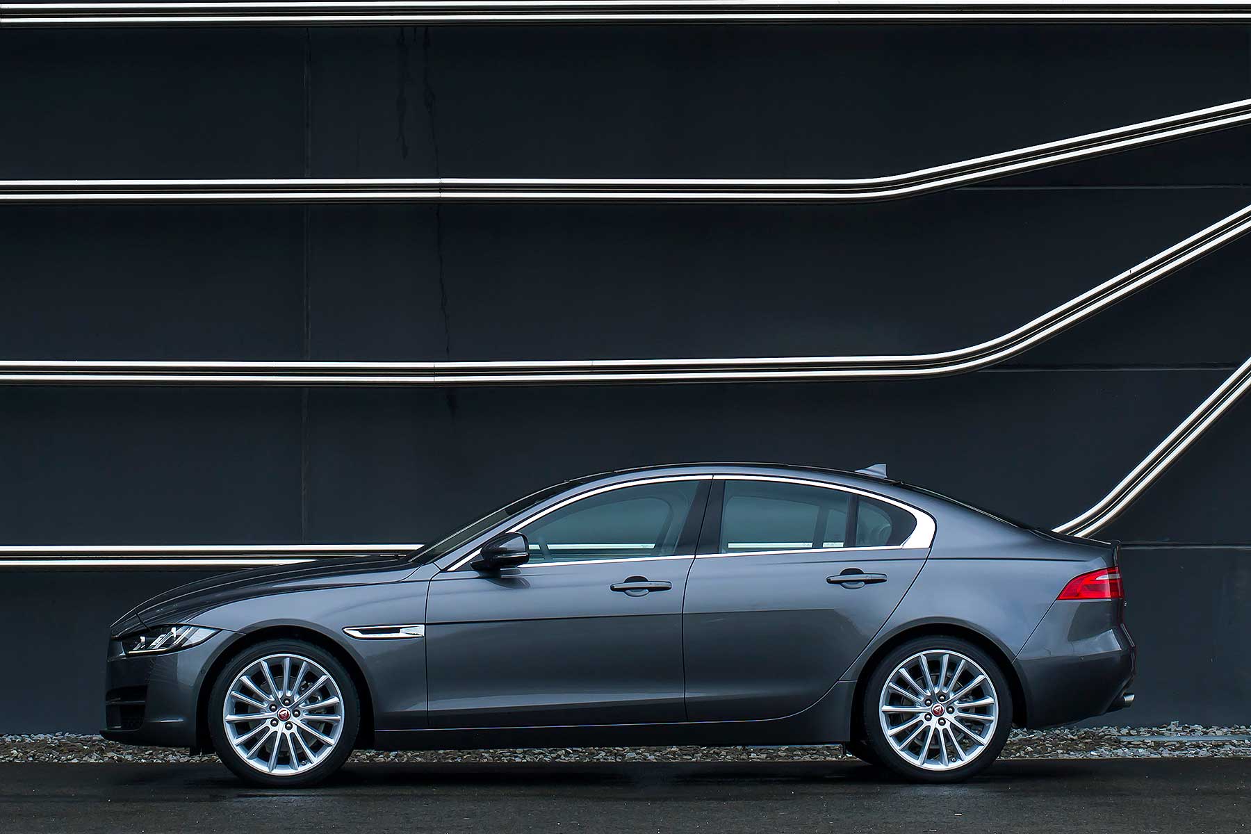 Jaguar XE 2.0d 180 2015 review