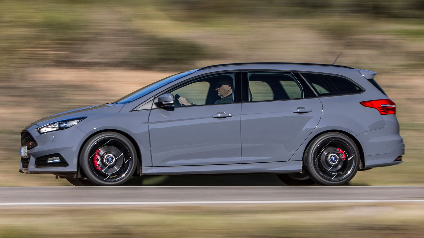 Ford Focus ST diesel estate (2016) review: Two-Minute Road Test