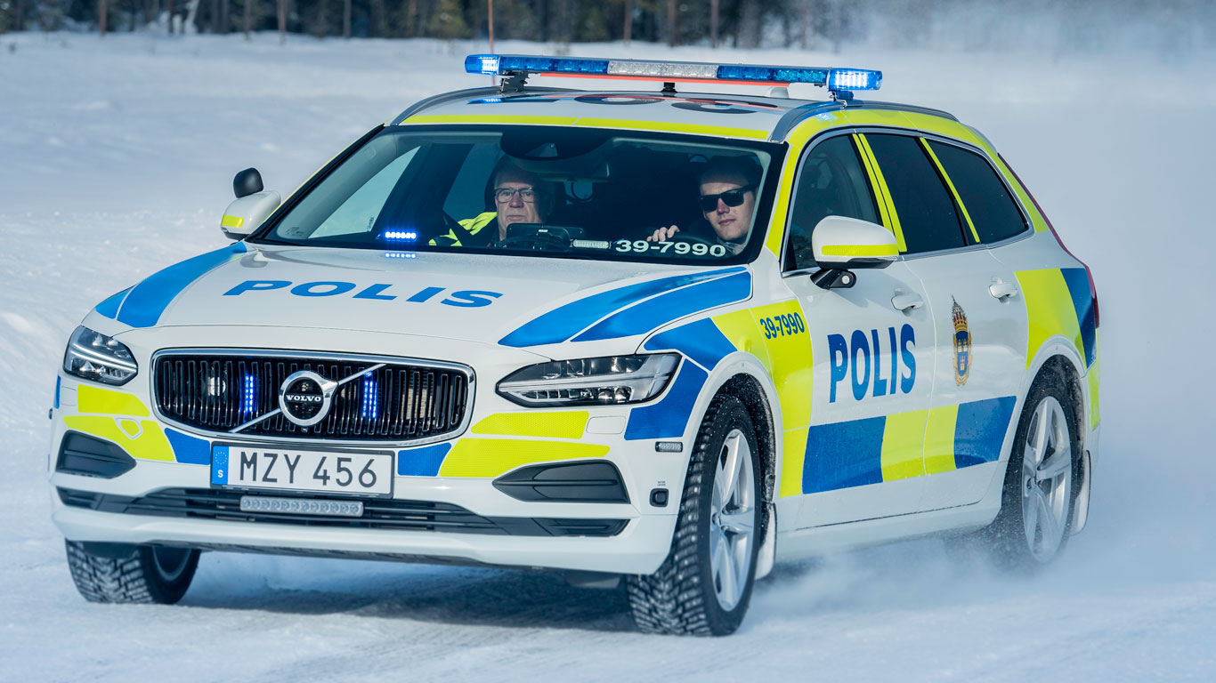 Volvo V90 police car