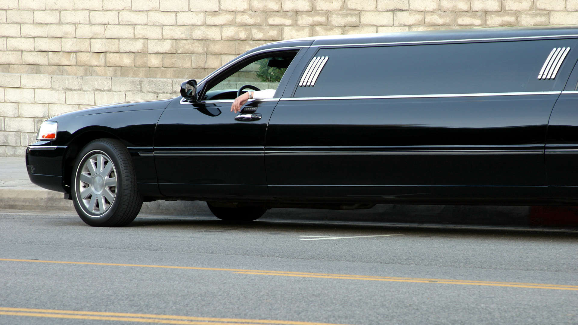 How to check the safety of your promo limo hire car