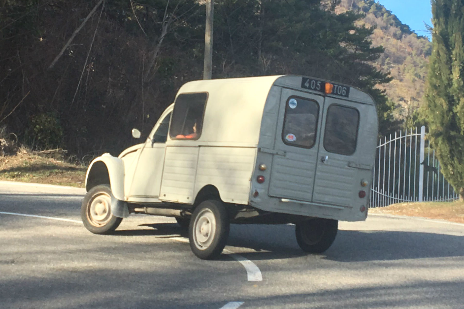 This Citroen 2CV driver gives us a masterclass in maintaining momentum