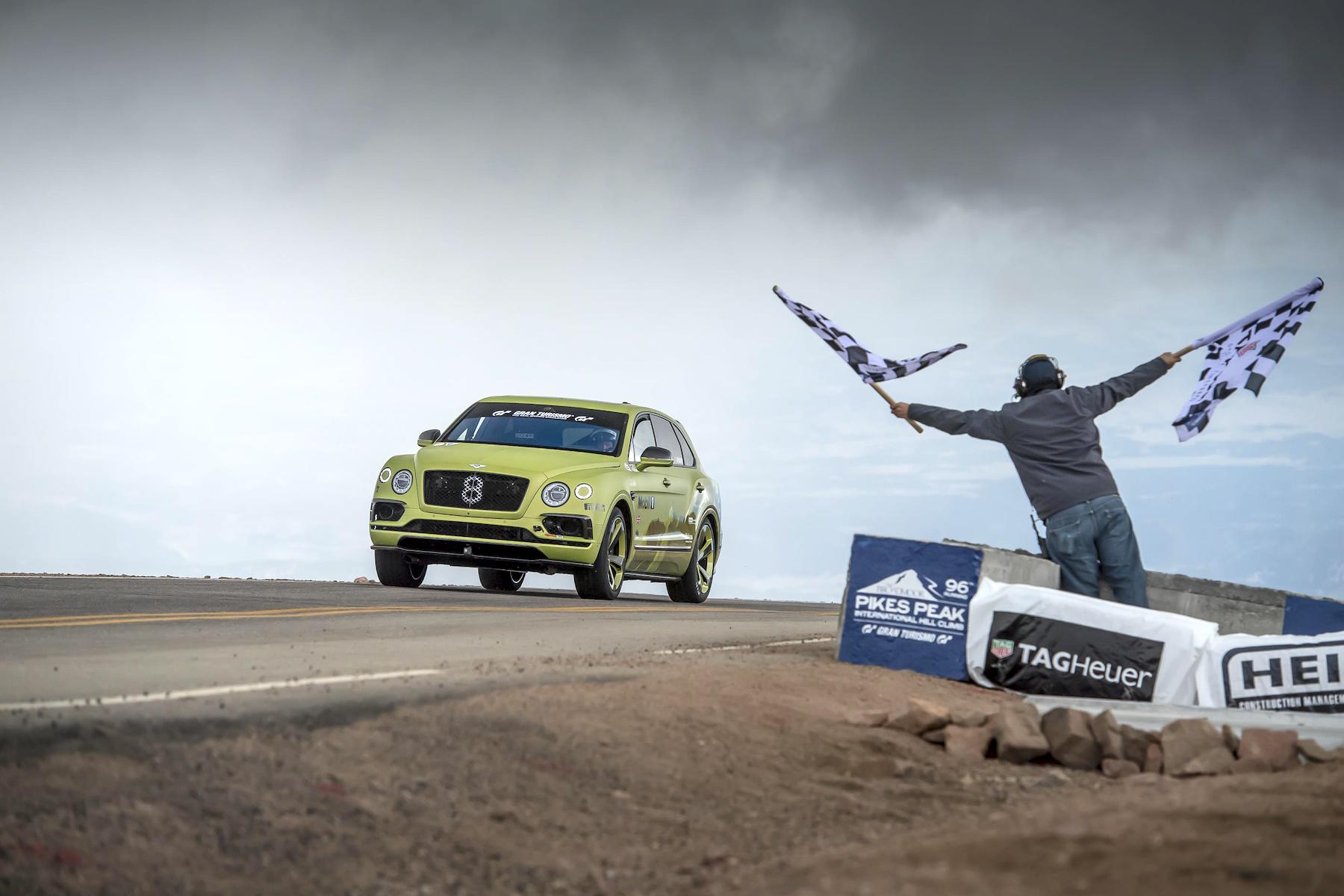 Bentley Bentayga sets Pikes Peak hill climb record