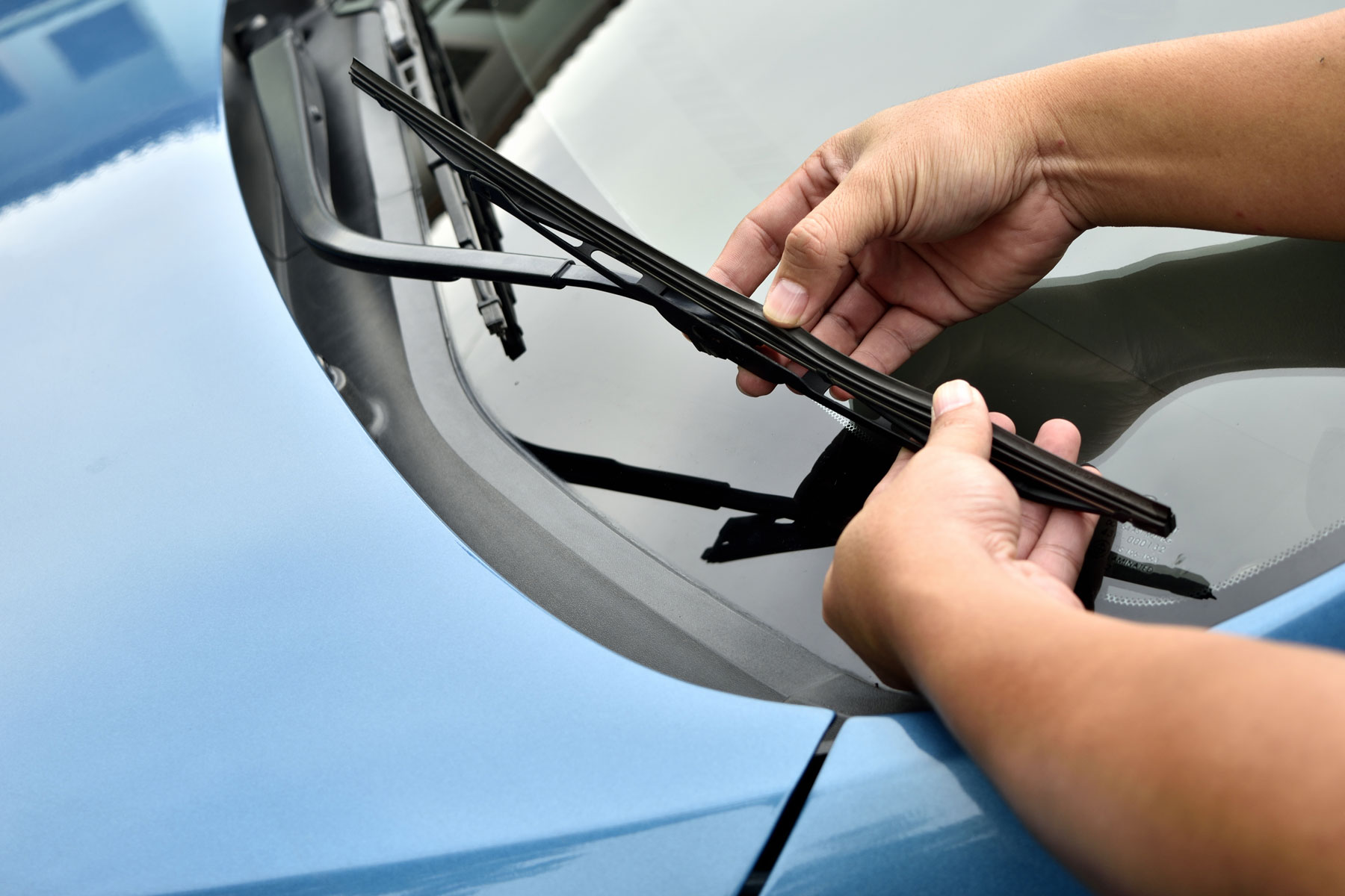 Checking a windscreen wiper blade