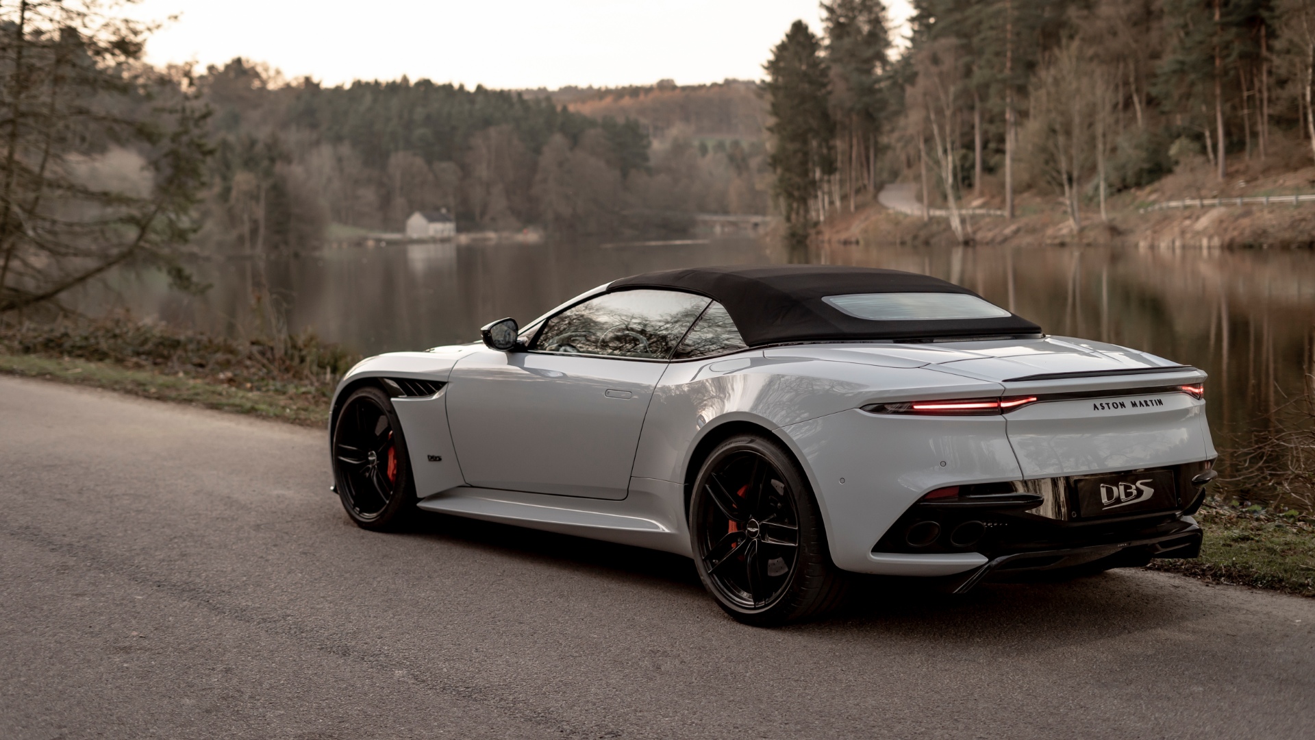 DBS Superleggera Volante