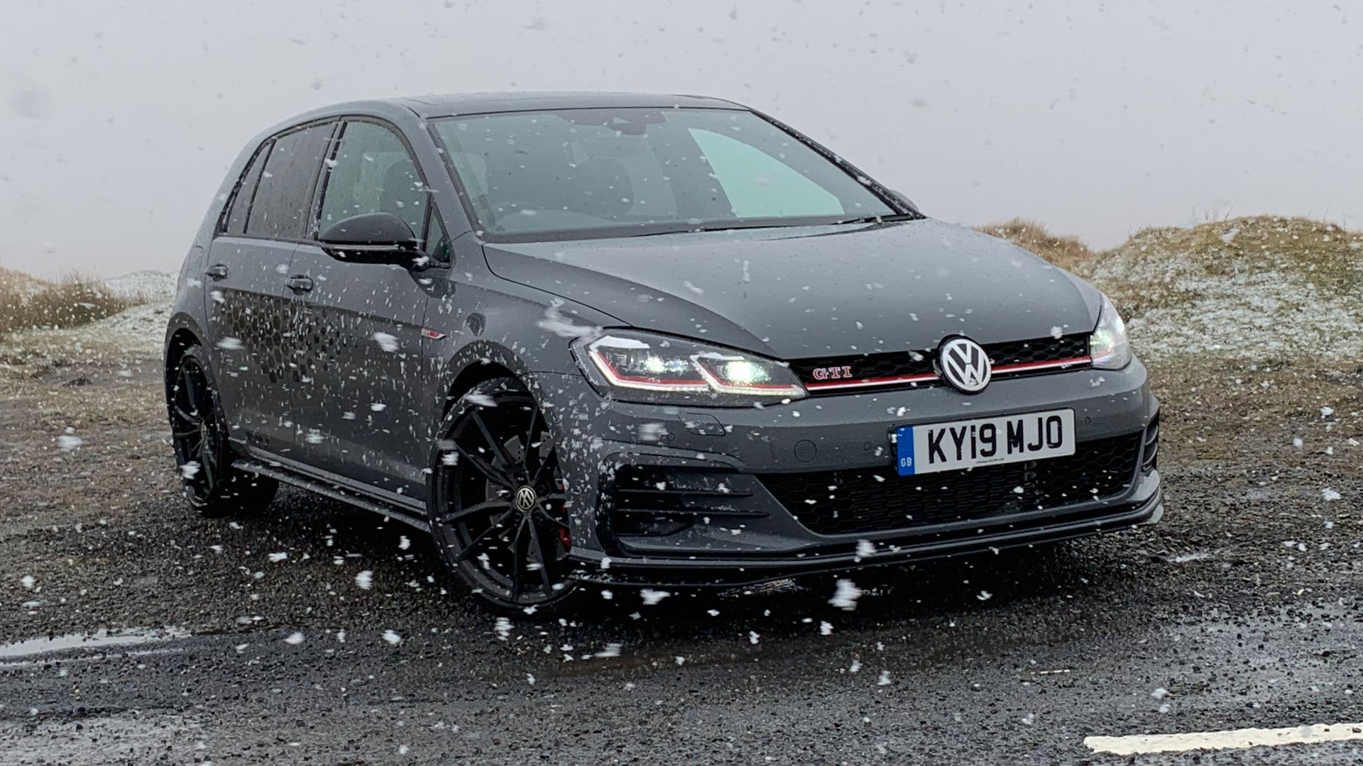 Volkswagen Golf GTI TCR in snow