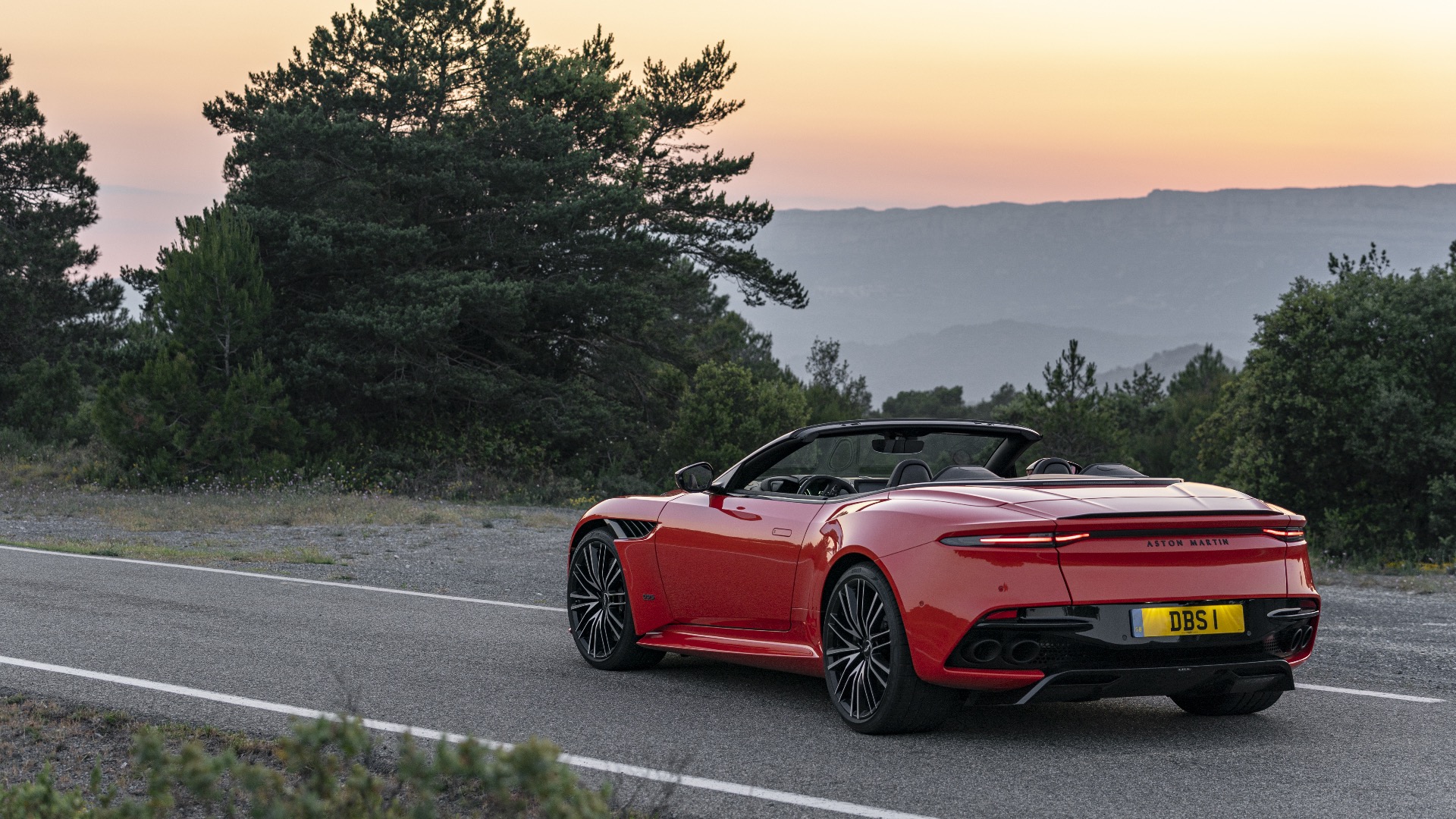 Aston Martin DBS Superleggera Volante