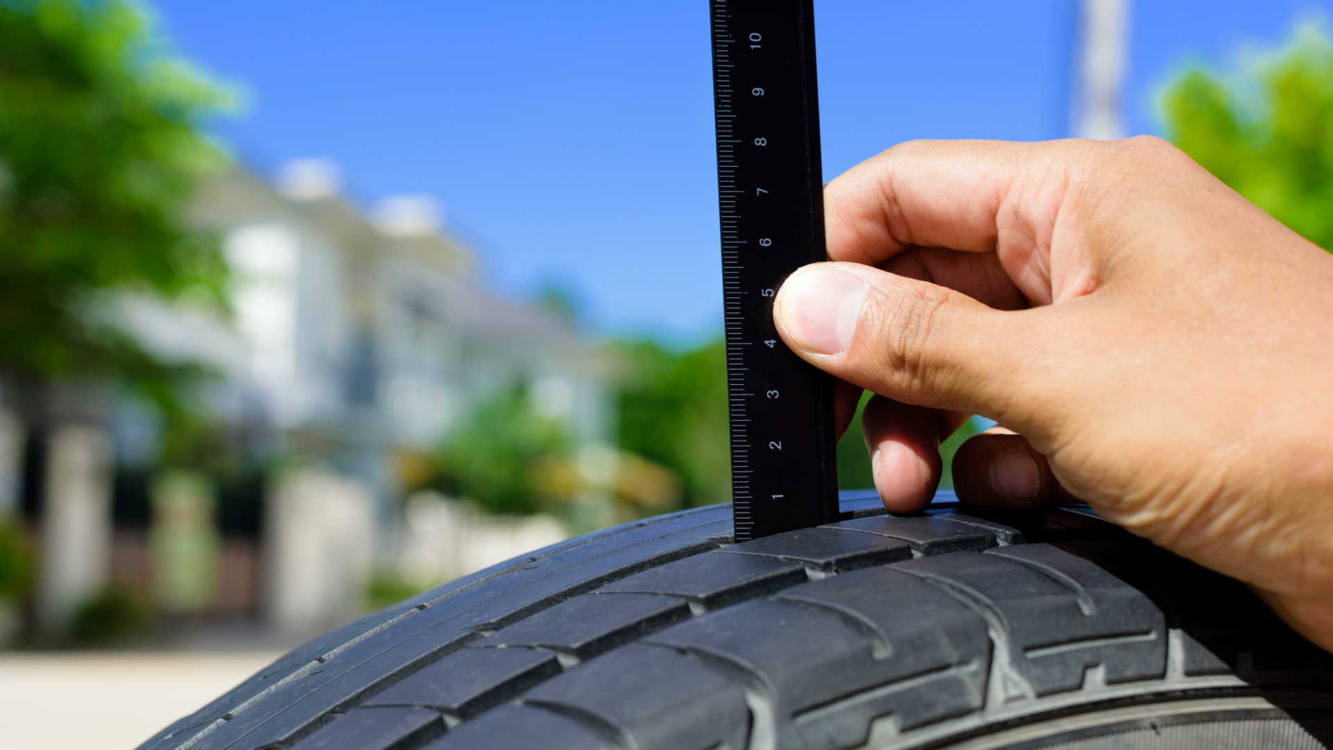 Checking tyre tread