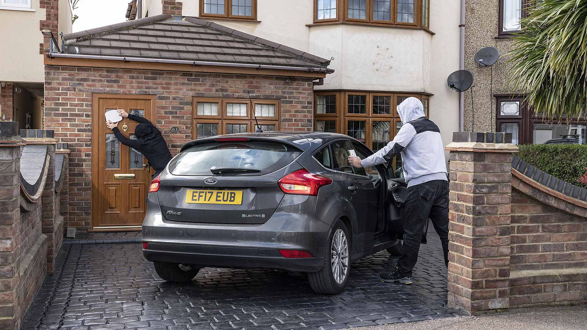 Ford Focus keyless theft relay attack demonstration