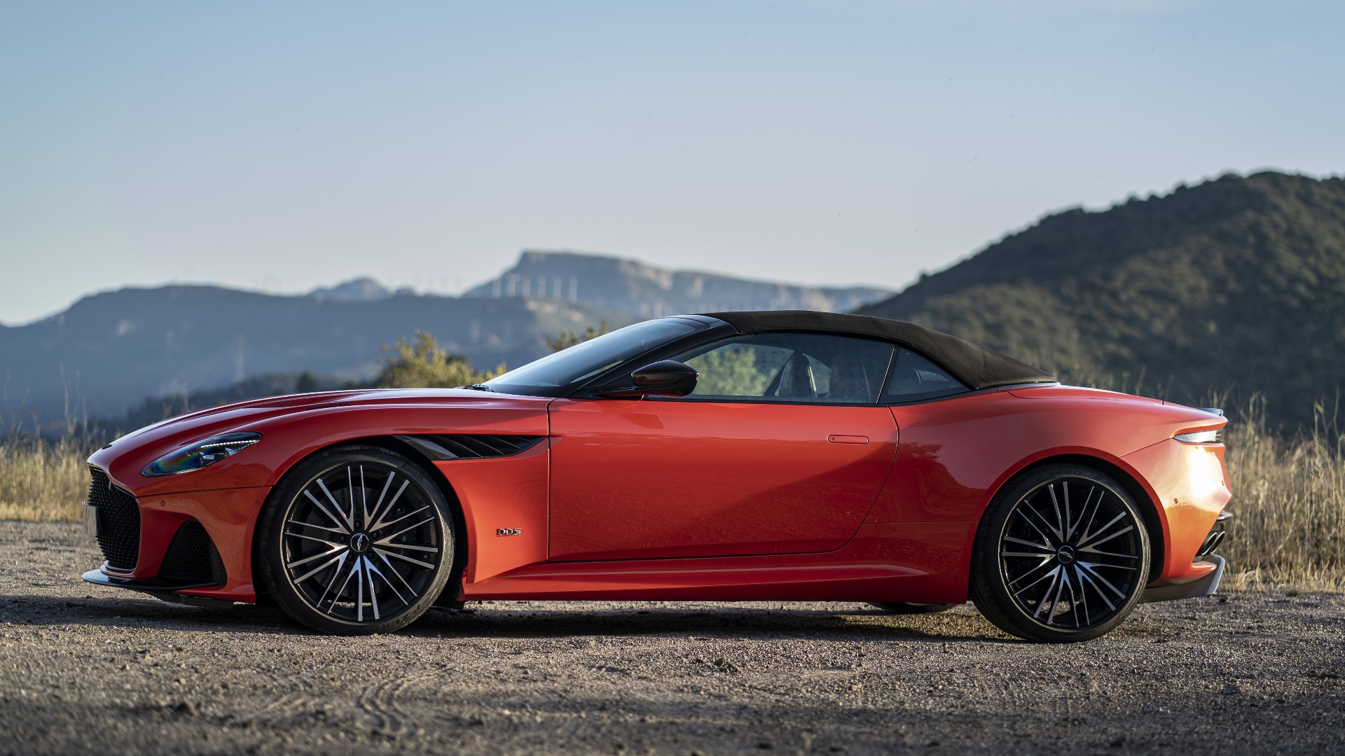 Aston Martin DBS Superleggera Volante