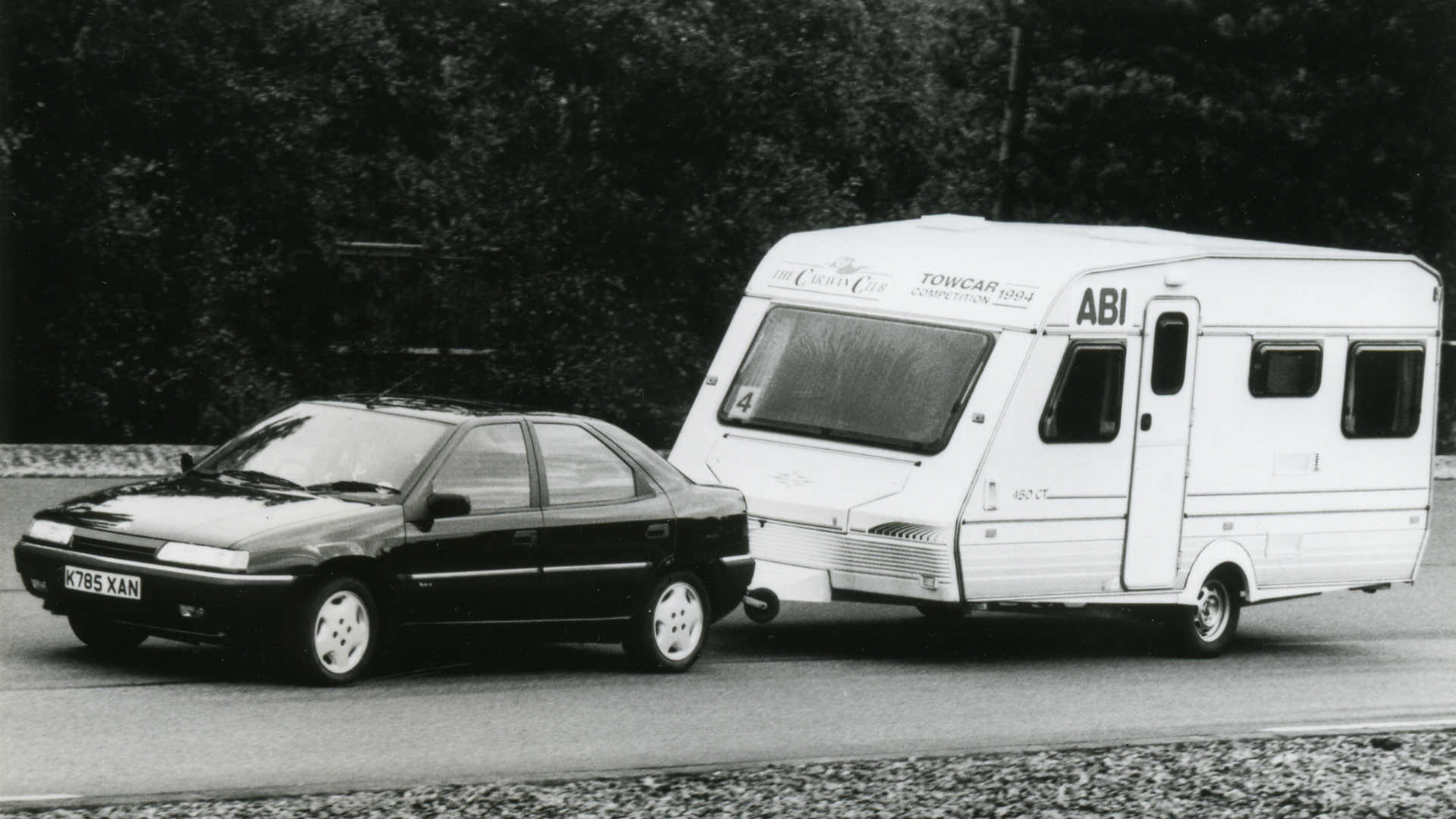 Citroen Xantia towing a caravan