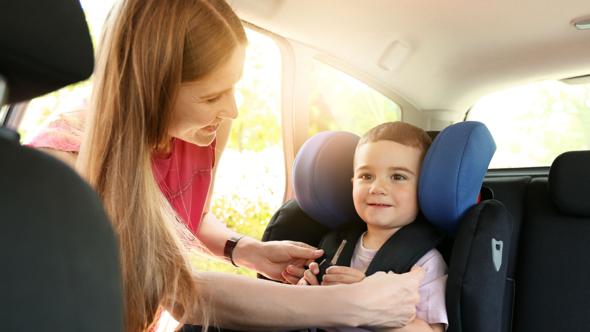 parents getting children into car