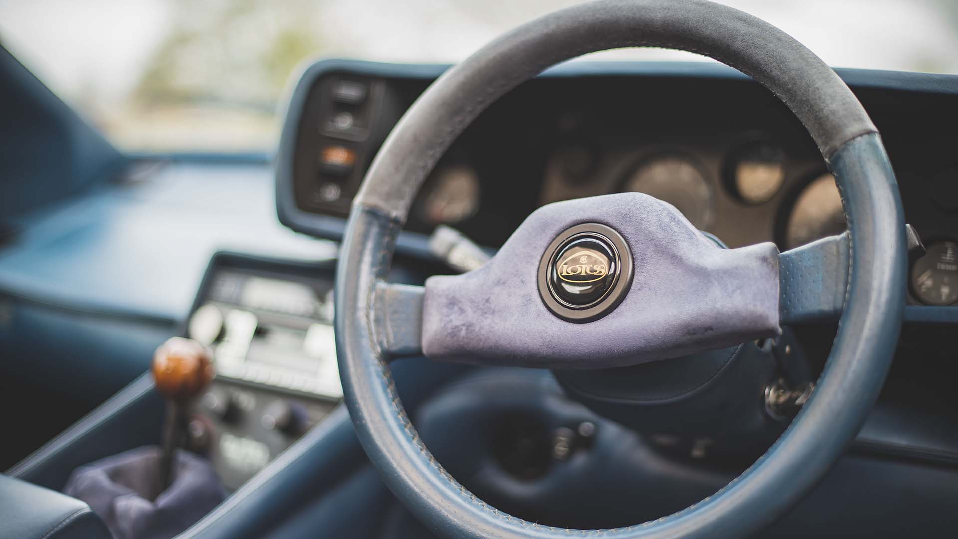 1987 LOTUS Esprit Turbo HC steering wheel