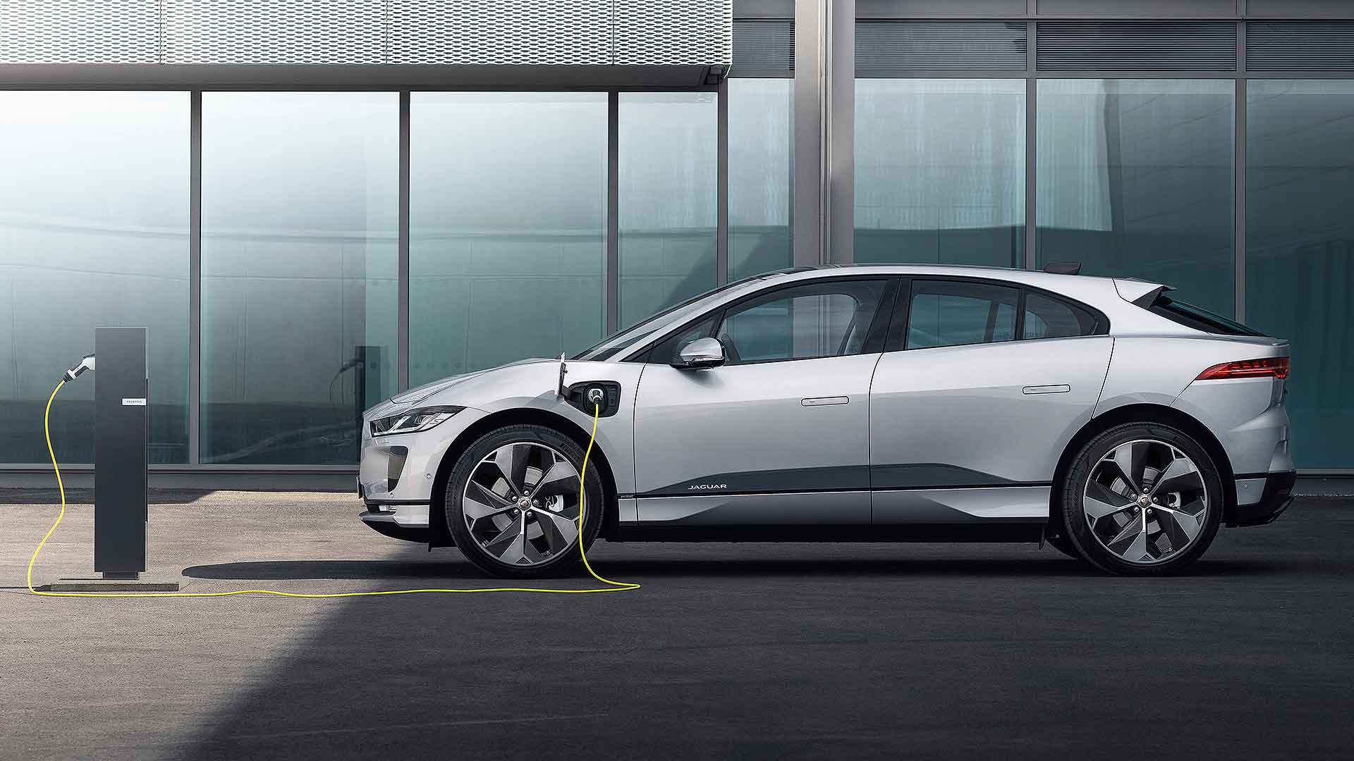 Jaguar I-Pace 21MY Indus Silver charging