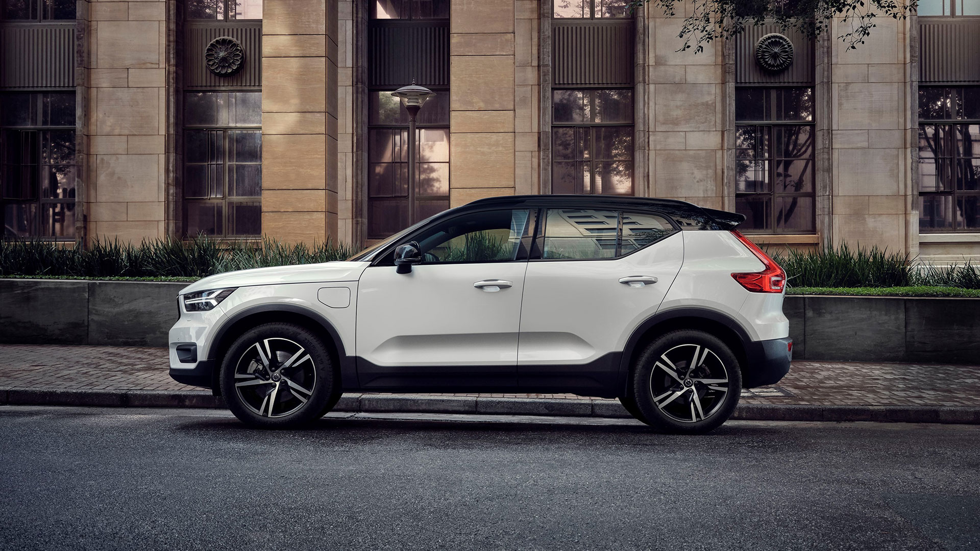 Volvo XC40 part-time electric car