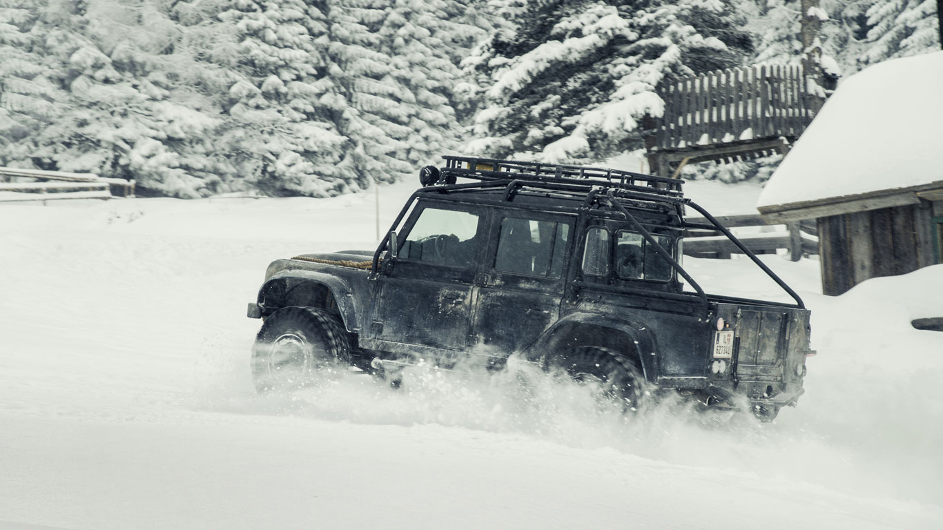 Spectre: Land Rover Defender