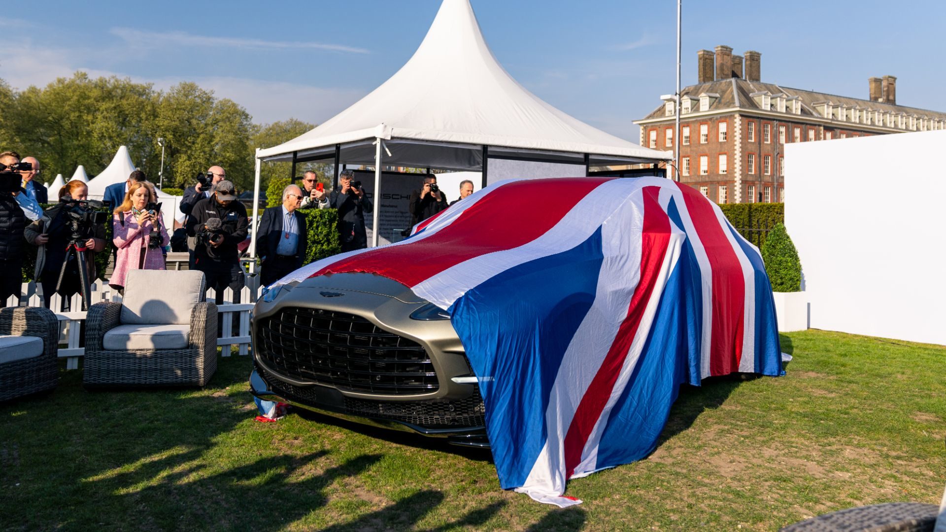 Aston Martin DBX707