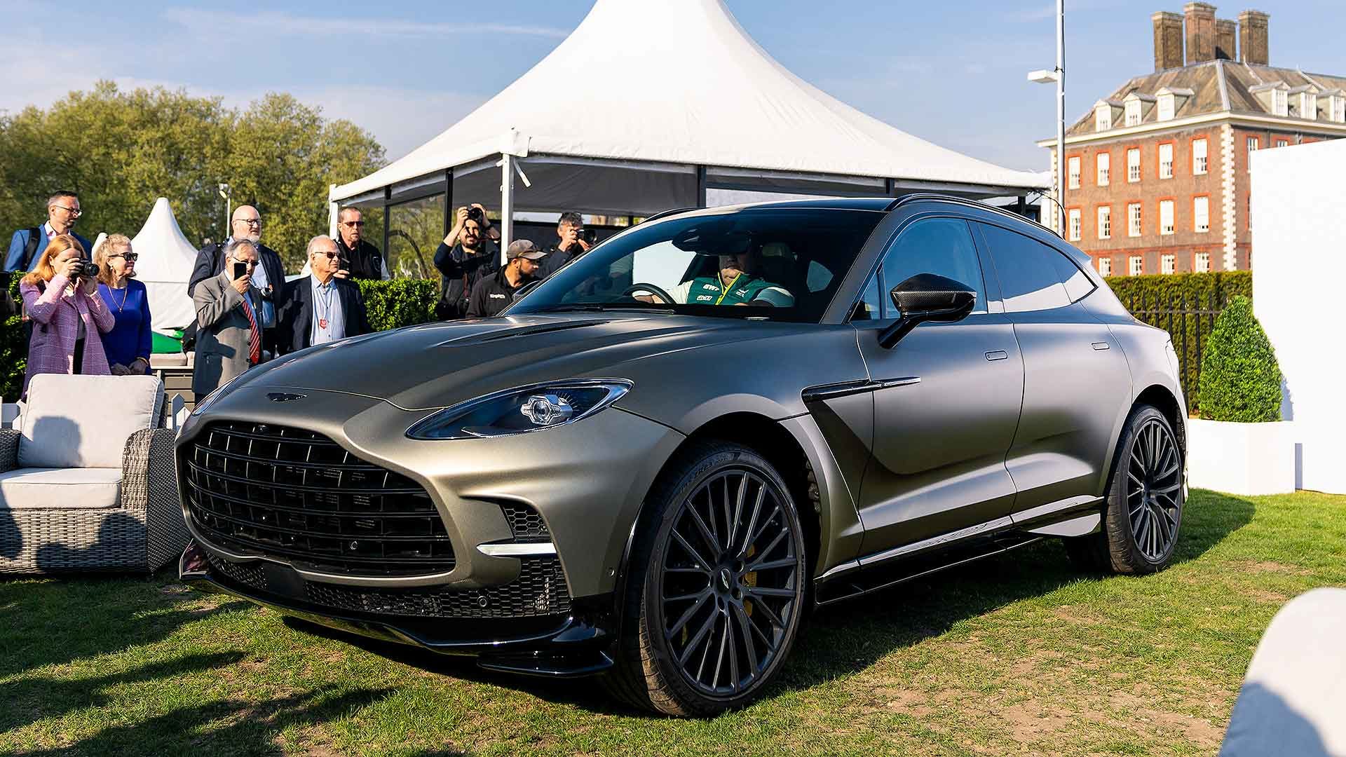 Aston Martin DBX707